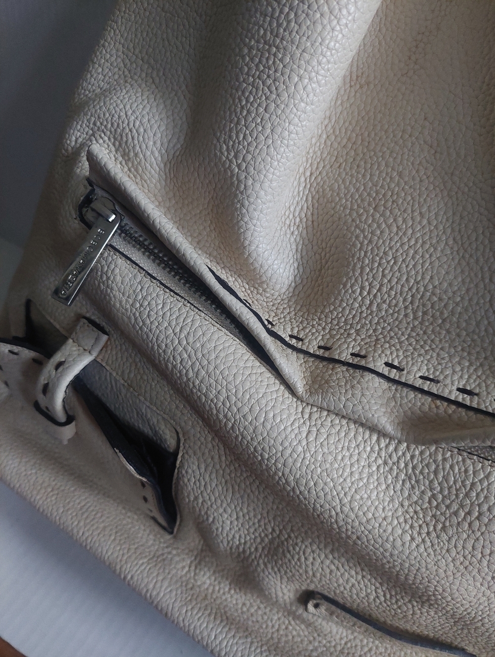 BCBG Maxazria Leather Handbag Oversized Bag Tan Silvertone Hardware - Picture 5 of 7